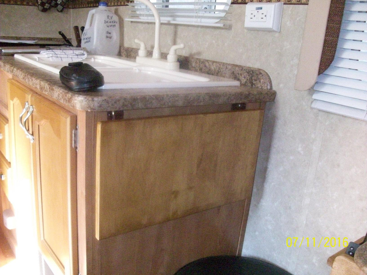 2-Pack Folding Shelf Brackets w/mounting screws